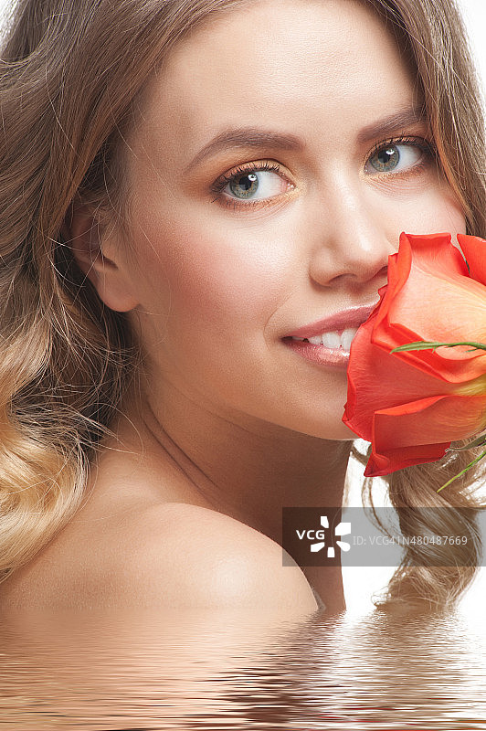 手持玫瑰的漂亮女人图片素材