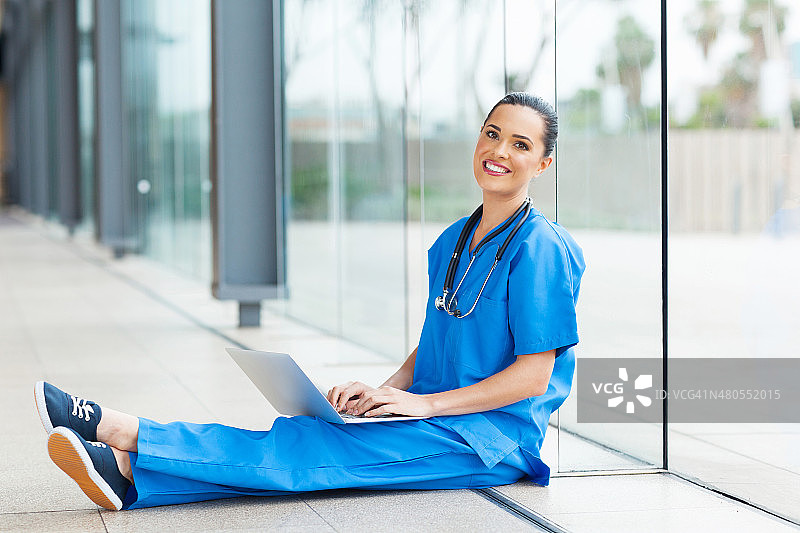 坐在医院地板上的医务人员图片素材