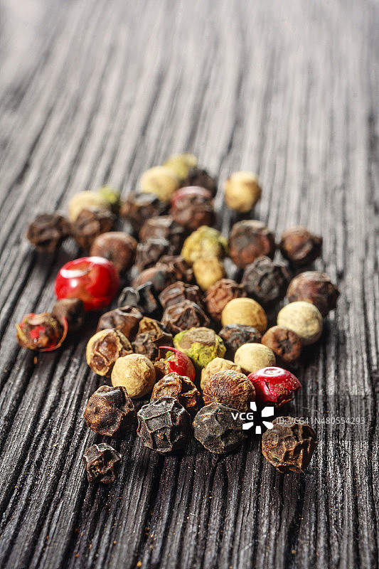 木板上的胡椒粒图片素材