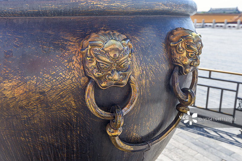 北京故宫水缸上的狮子把手图片素材