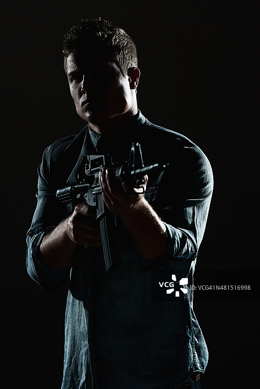 持步枪的男人图片素材