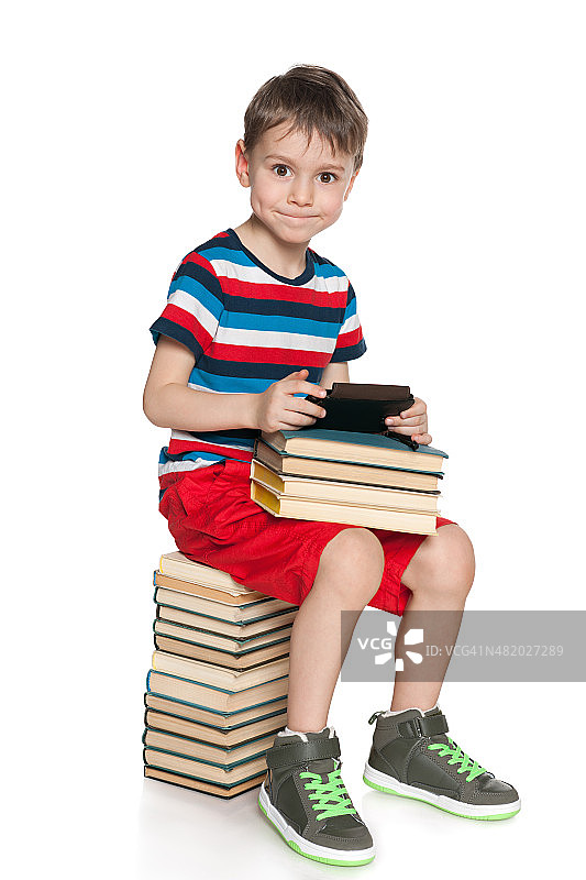 微笑的拿着小工具的年轻男孩图片素材