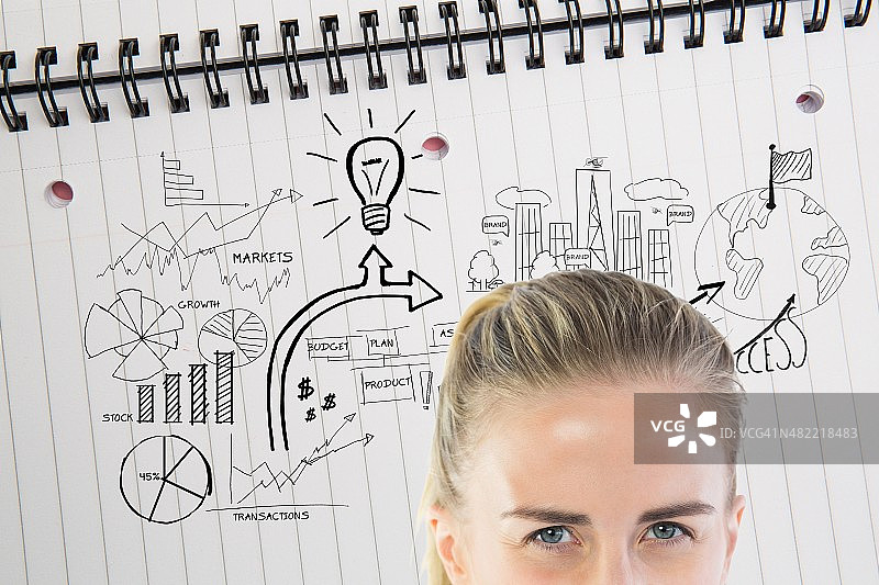 看着镜头的愤怒女商人图片素材