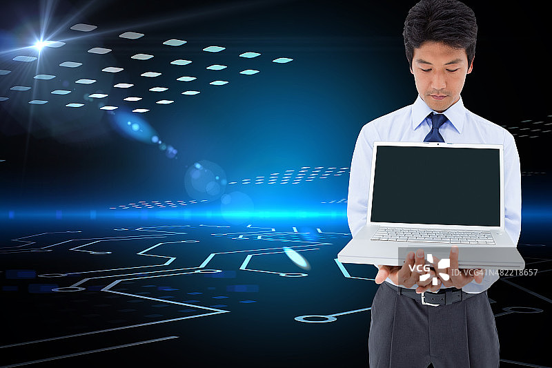 商人展示一台笔记本电脑图片素材