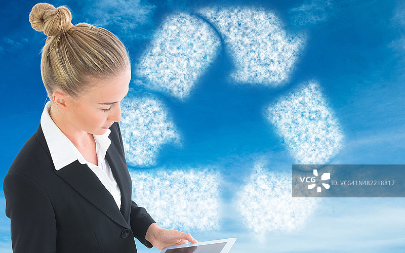 女商人手持平板电脑的合成图像图片素材