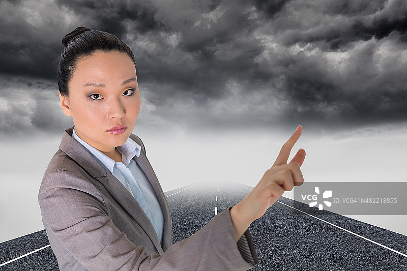 亚洲女商人指着的合成图像图片素材