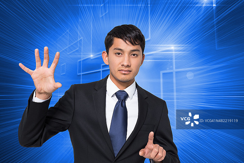 商务男士手持并指向某物合成图图片素材