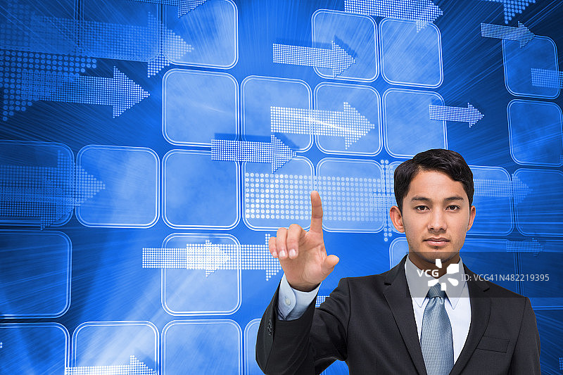 亚洲商人指着的合成图像图片素材
