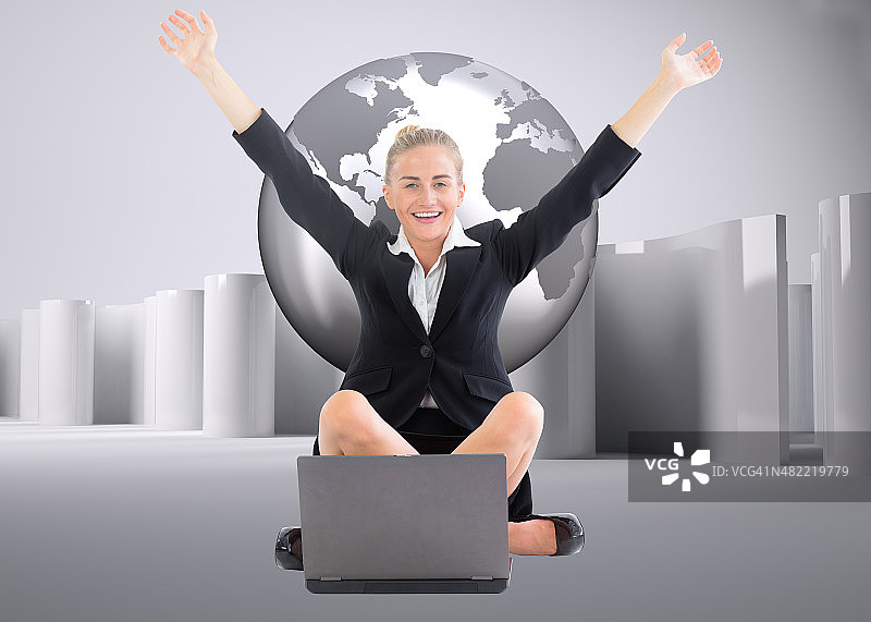 坐在笔记本电脑前举起双臂的女商人合成图像图片素材