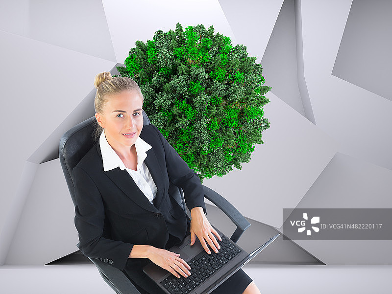 使用笔记本电脑的女商人合成图图片素材