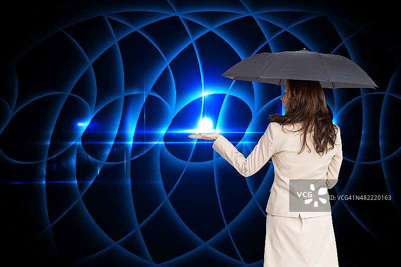 手持黑色雨伞的商务女性合成图图片素材
