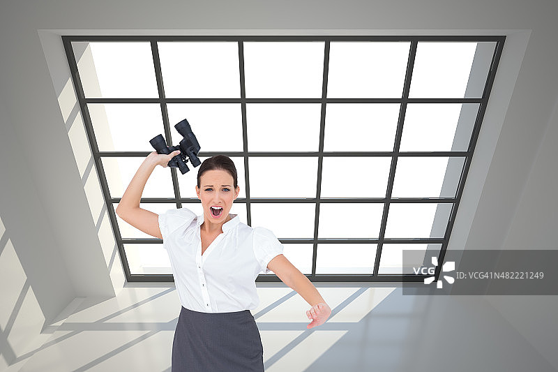 女商人丢弃双筒望远镜的合成图像图片素材