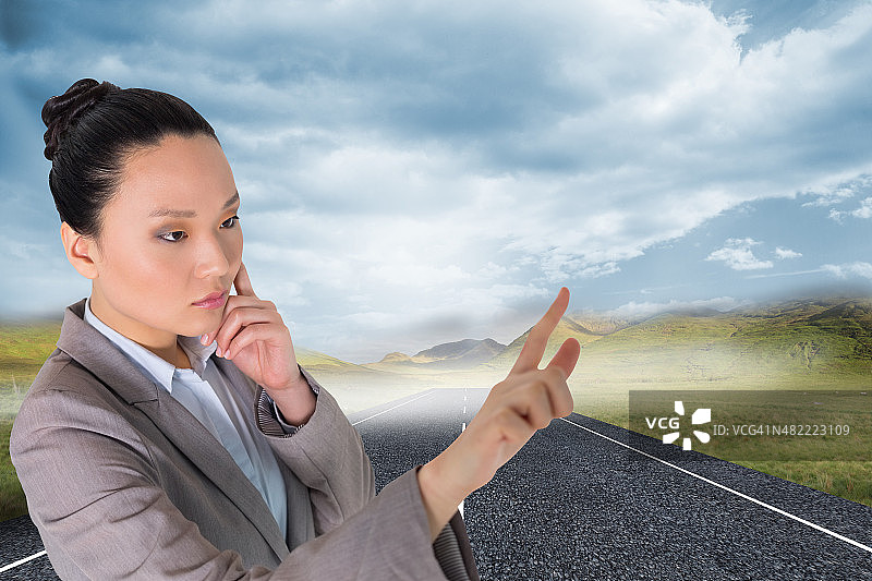 亚洲女商人指着的合成图像图片素材