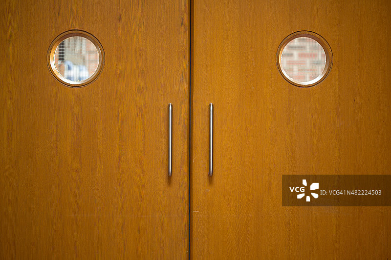 关闭的木门特写镜头图片素材