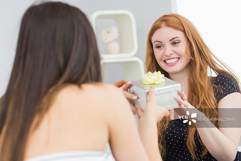 收到礼品盒的年轻金发女子图片素材