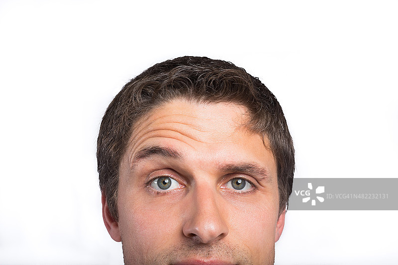 抬起眉毛的绿眼男人特写图片素材