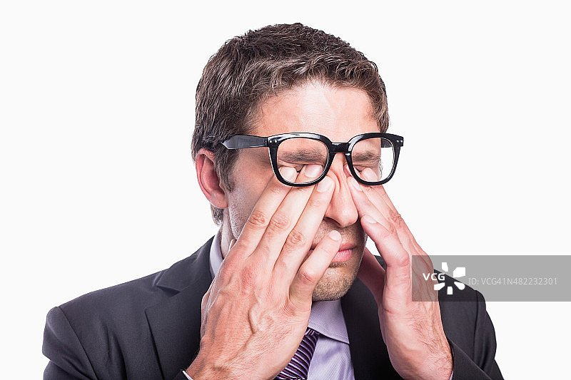 特写：焦虑的商人揉眼睛图片素材