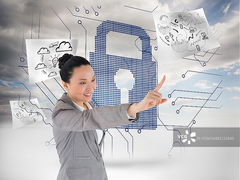 微笑的亚洲女商人指着的合成图像图片素材
