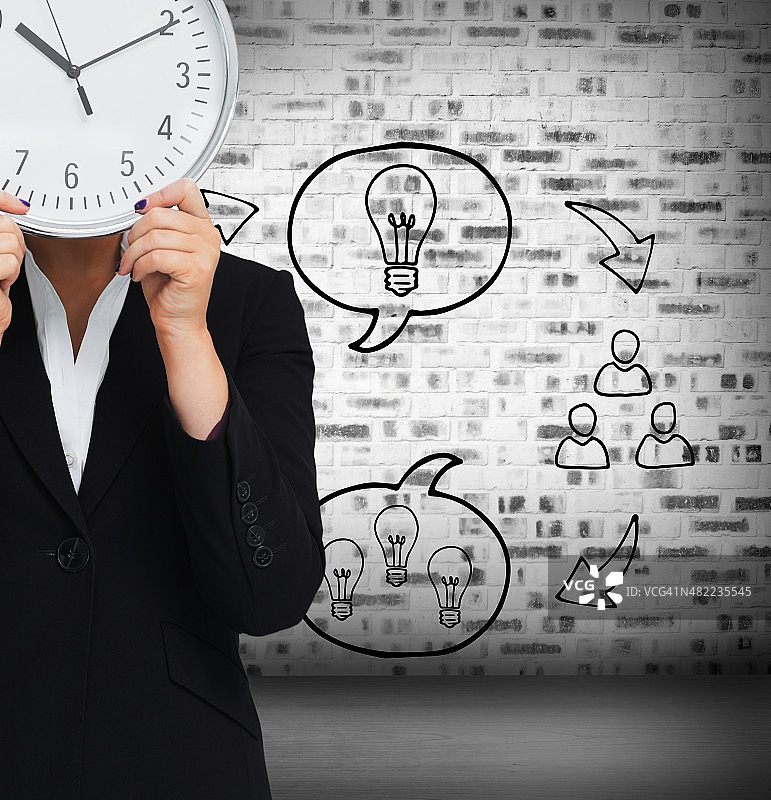 身穿西装，手拿时钟的女商人图片素材