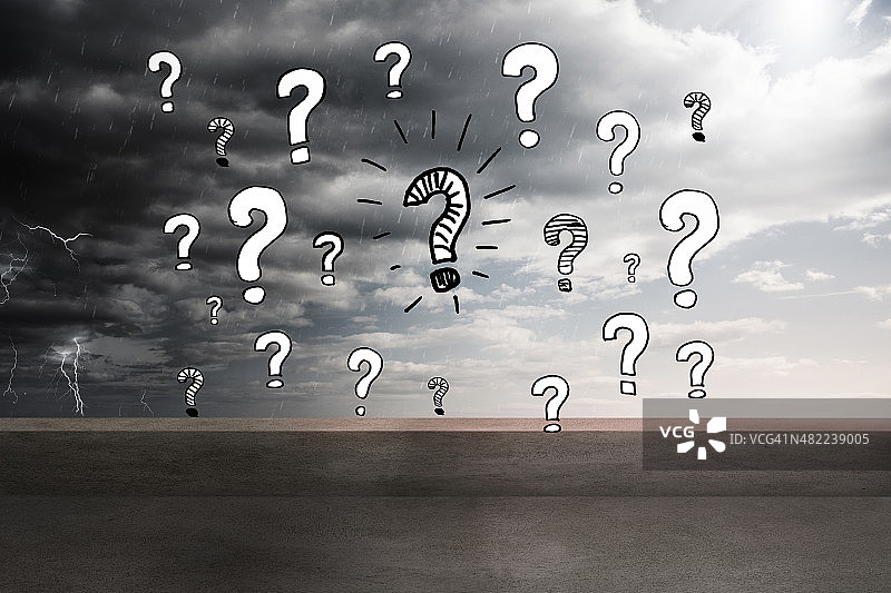 阳台和暴风雨天空上的问号图片素材