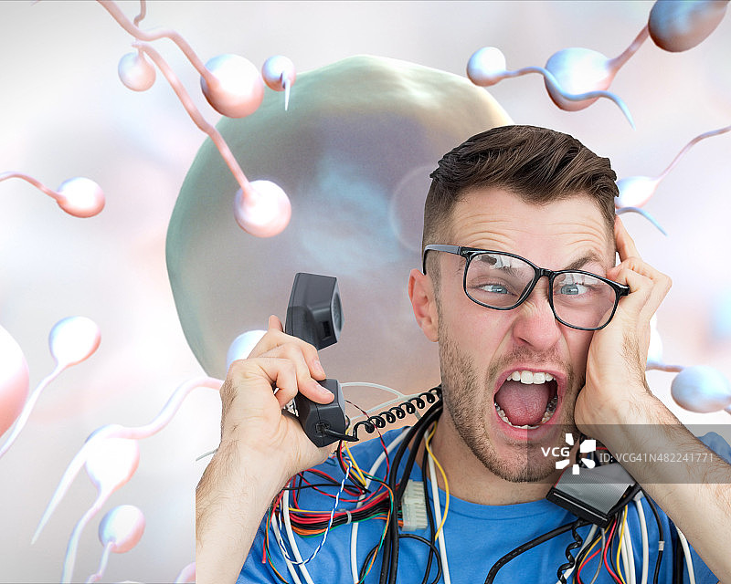 沮丧的电脑工程师在打开的CPU前通话尖叫的合成图像图片素材