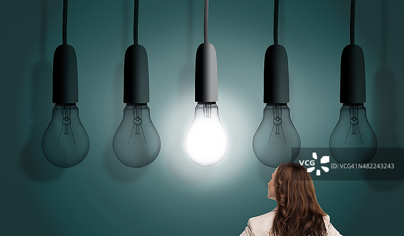 女商人背对镜头的合成图像图片素材