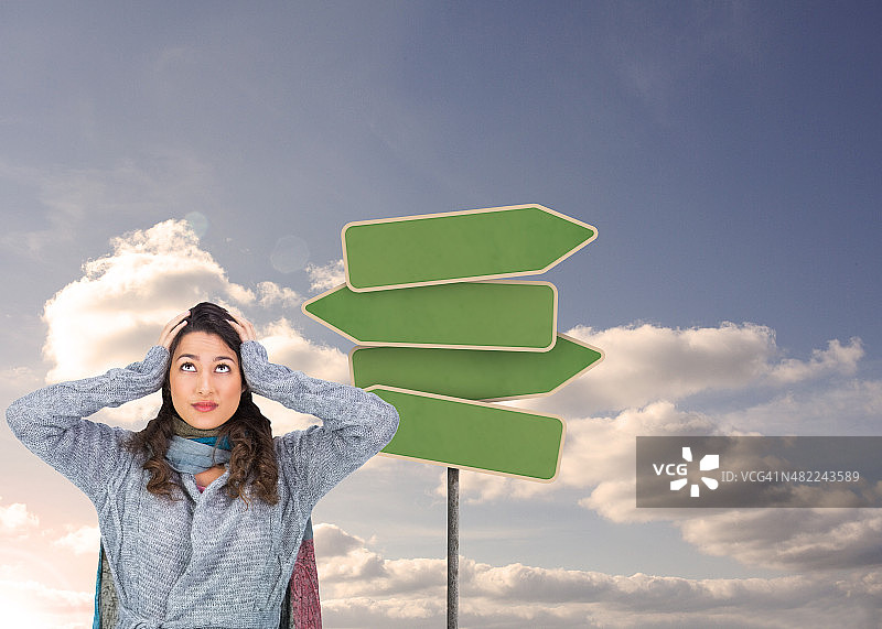 穿着冬装的焦虑的漂亮棕发女人图片素材