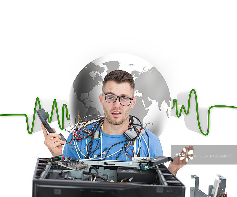 困惑的IT专业人员在开放CPU前的合成图像图片素材