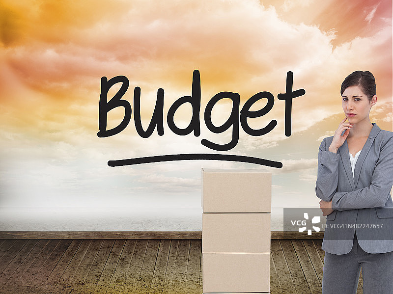 抱着纸箱沉思的女商人合成图图片素材