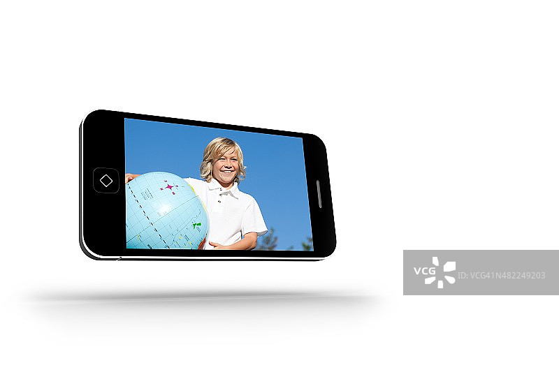 快乐的金发男孩在智能手机屏幕上图片素材