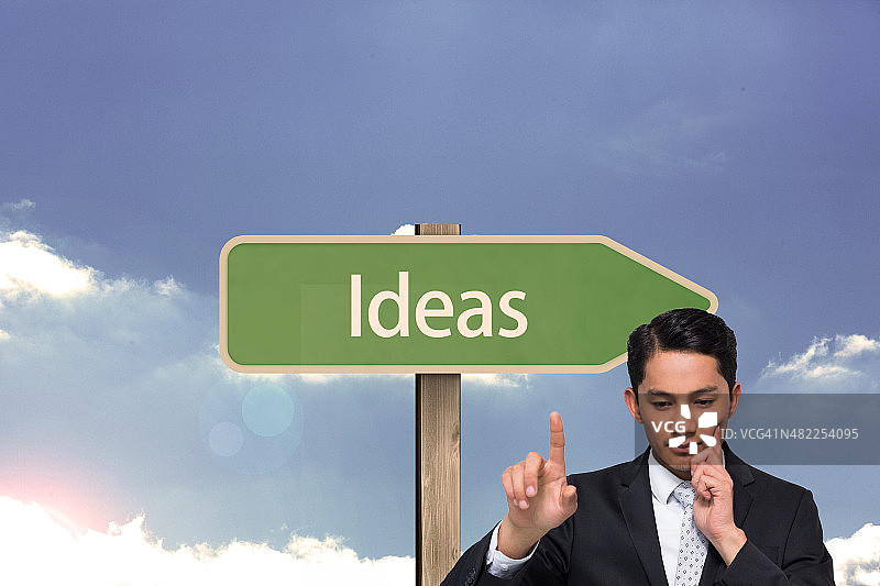 深思熟虑的亚洲商人的综合形象图片素材