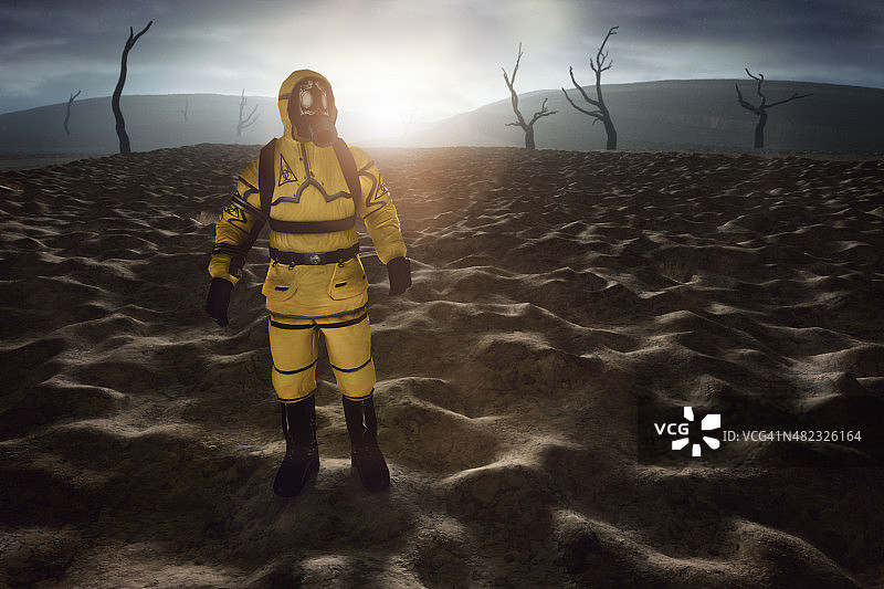 穿着防护服的男人走在被摧毁的环境中图片素材