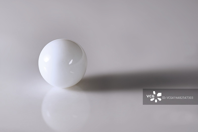 白色玻璃球艺术构成图片素材