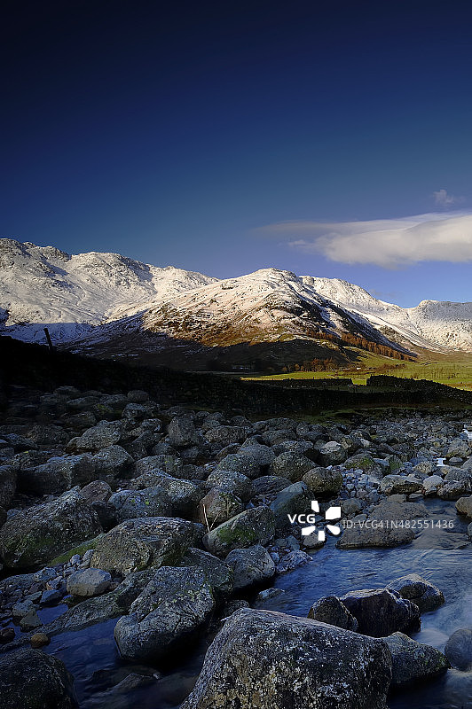 白雪覆盖的丘陵图片素材