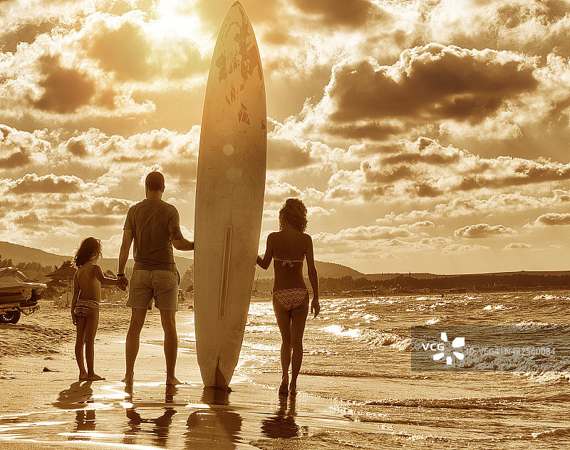 在沙滩上的家庭图片素材