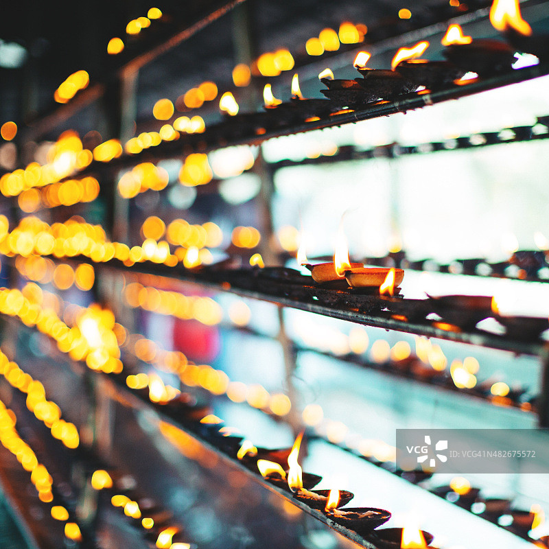 一排燃烧的油灯图片素材