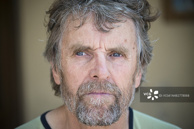 留着胡须的严肃年长男人肖像，欧洲图片素材
