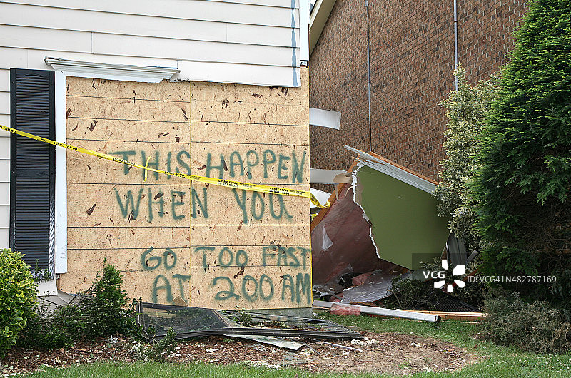 汽车与房屋对比图片素材