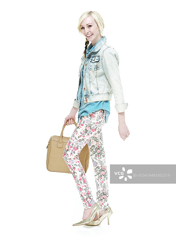 拿着钱包快乐行走的女人图片素材