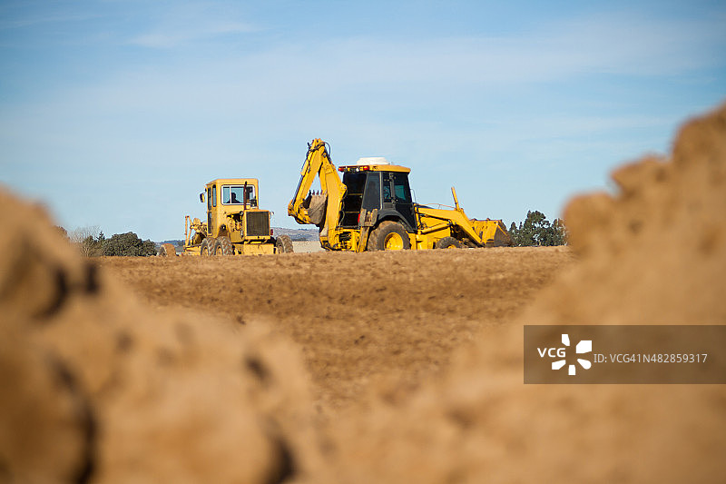 履带式装载机挖掘机工作场景图片素材