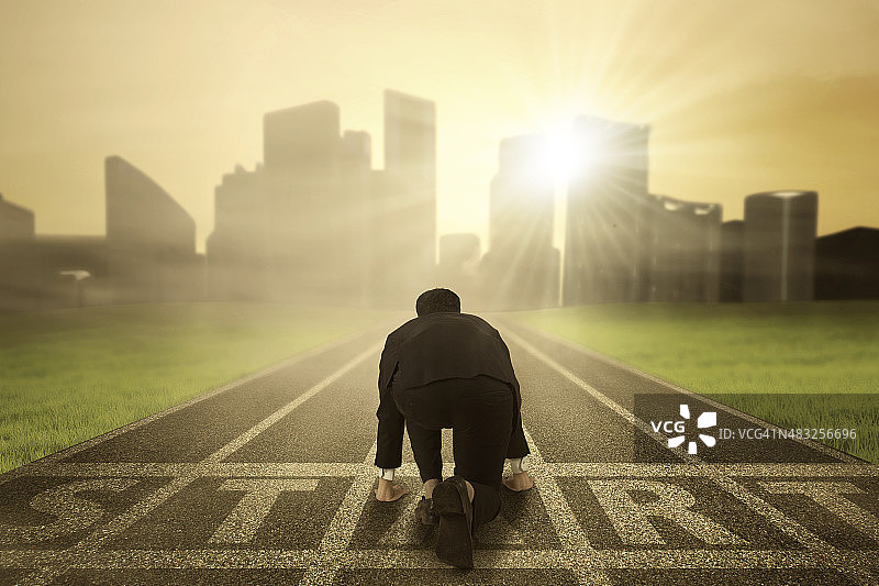 工人在起跑线上准备比赛图片素材