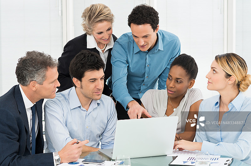 商务团队看笔记本电脑图片素材