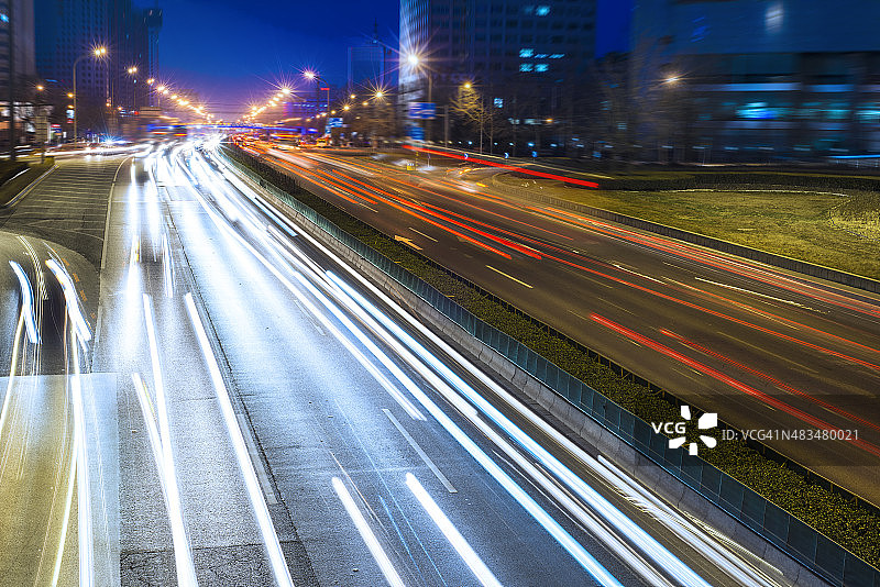 多车道高速公路夜间交通高峰期图片素材