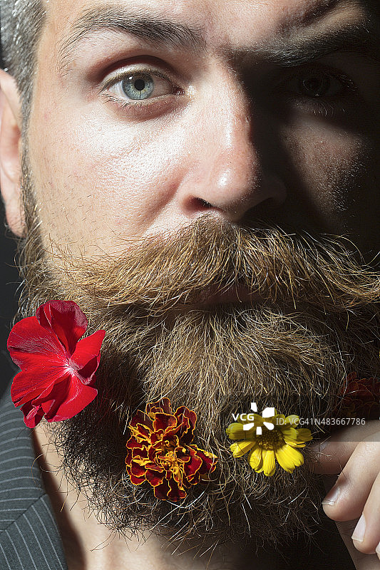 胡子上长着花坛的男子图片素材
