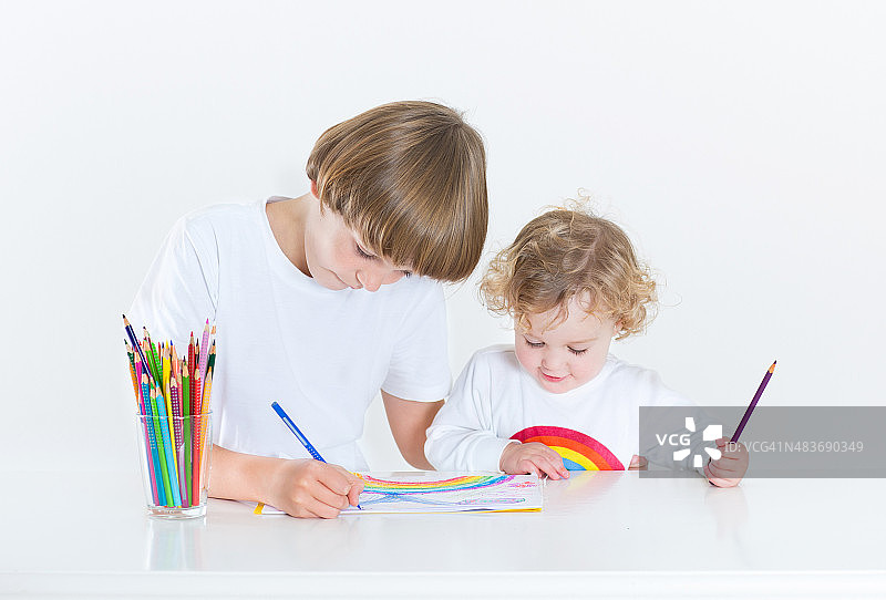 绘画的男孩和观看他的妹妹图片素材