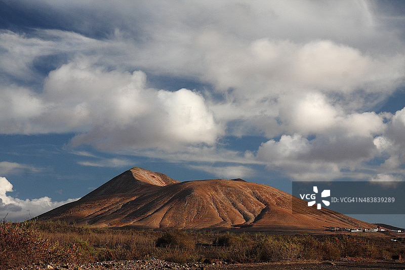 多云天空下的火山景观图片素材