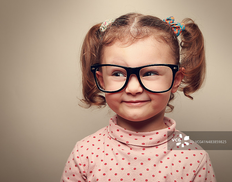 戴眼镜的有趣女孩看着空白区域图片素材
