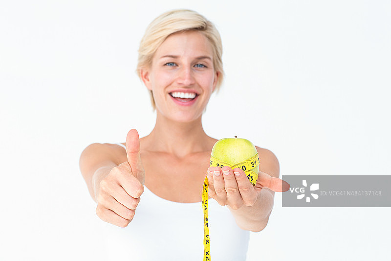 拿着苹果点赞的快乐女人图片素材