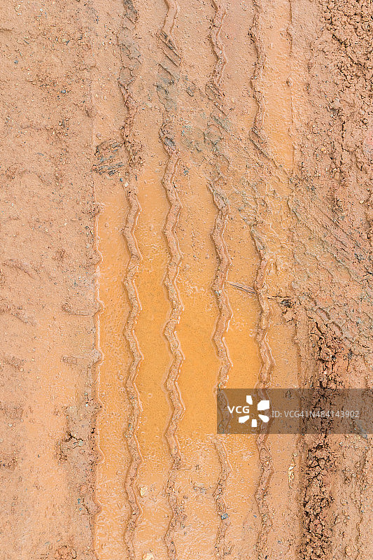 泥土路上的车轮印图片素材