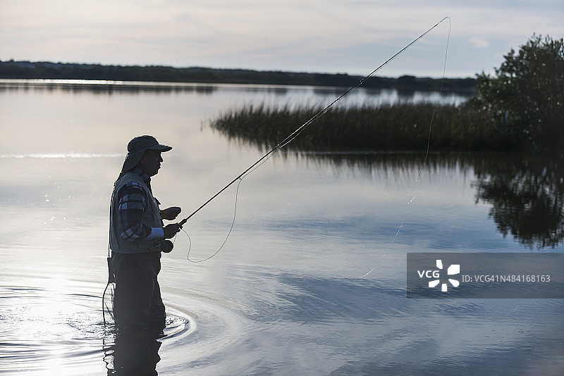 年长男人飞蝇钓鱼图片素材